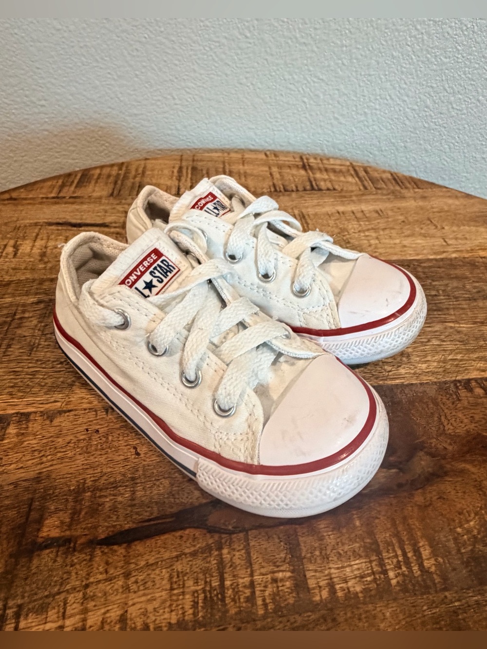 Converse Little Kids White and Red Low Top Kids Sneakers Size 7 toddler